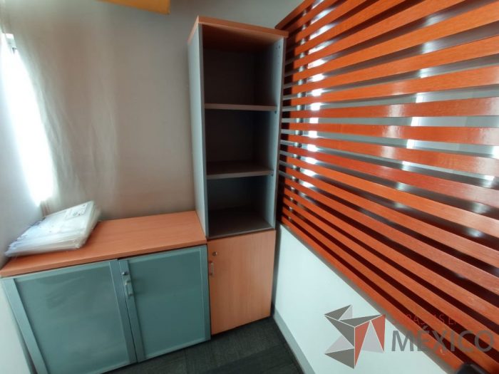 Lote 004 - Mesa de trabajo, gabinete de 2 puertas de cristal y archivero de 3 cajones - Imagen 5