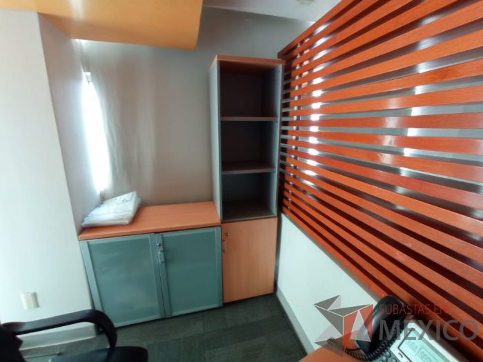 Lote 004 - Mesa de trabajo, gabinete de 2 puertas de cristal y archivero de 3 cajones - Imagen 6