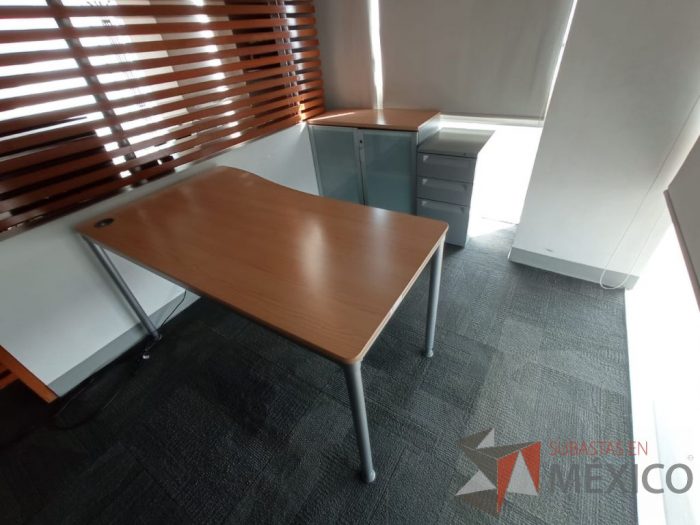 Lote 004 - Mesa de trabajo, gabinete de 2 puertas de cristal y archivero de 3 cajones - Imagen 8