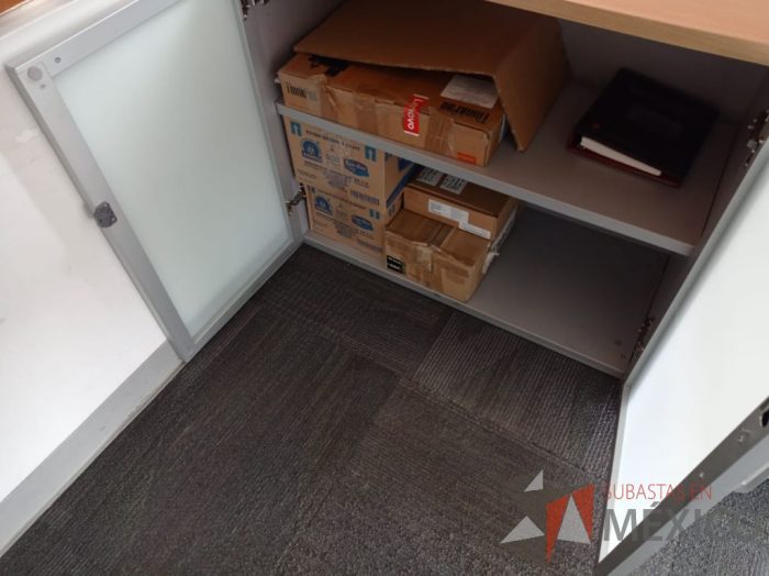 Lote 004 - Mesa de trabajo, gabinete de 2 puertas de cristal y archivero de 3 cajones - Imagen 9