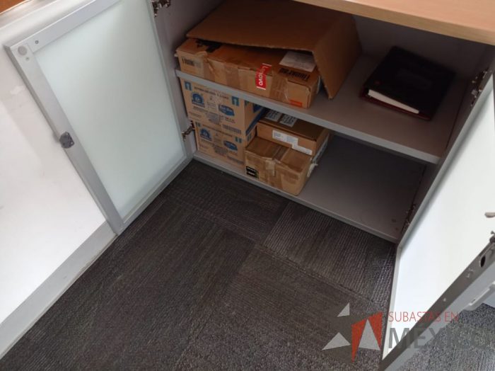 Lote 004 - Mesa de trabajo, gabinete de 2 puertas de cristal y archivero de 3 cajones - Imagen 10