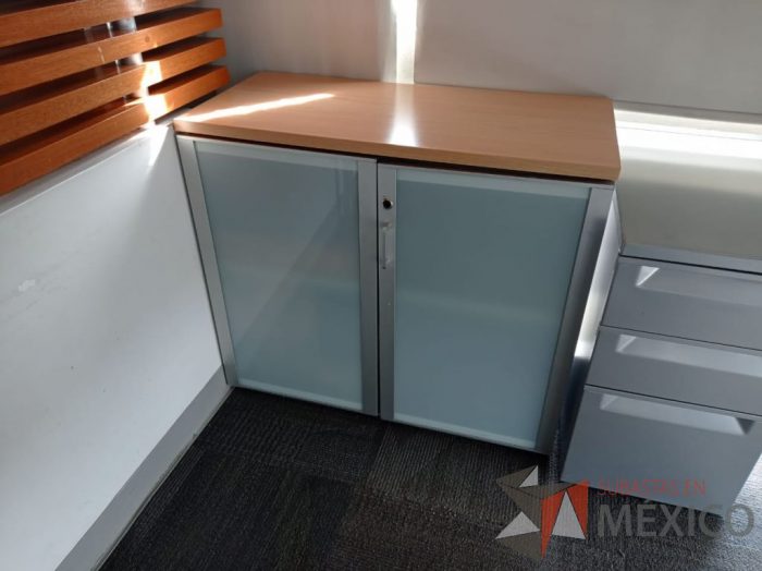 Lote 004 - Mesa de trabajo, gabinete de 2 puertas de cristal y archivero de 3 cajones - Imagen 11