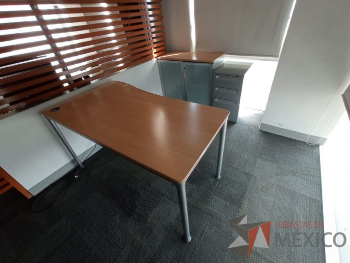 Lote 004 - Mesa de trabajo, gabinete de 2 puertas de cristal y archivero de 3 cajones - Imagen 12