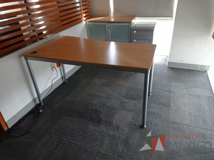 Lote 004 - Mesa de trabajo, gabinete de 2 puertas de cristal y archivero de 3 cajones - Imagen 13