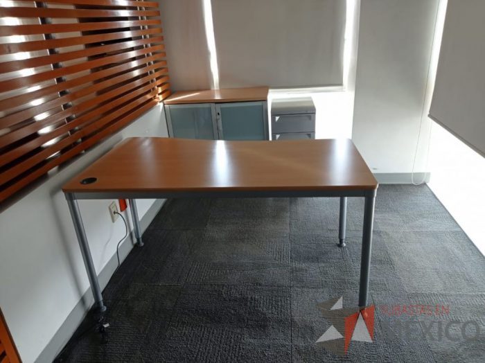 Lote 004 - Mesa de trabajo, gabinete de 2 puertas de cristal y archivero de 3 cajones