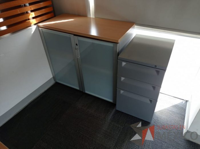 Lote 004 - Mesa de trabajo, gabinete de 2 puertas de cristal y archivero de 3 cajones - Imagen 16