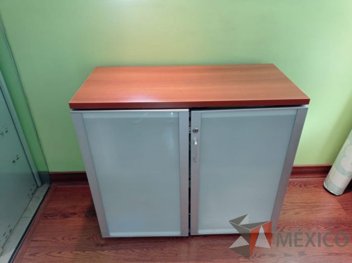 Lote 008 - Gabinete metálico con 2 puertas de vidrio y cubierta color café - Imagen 6