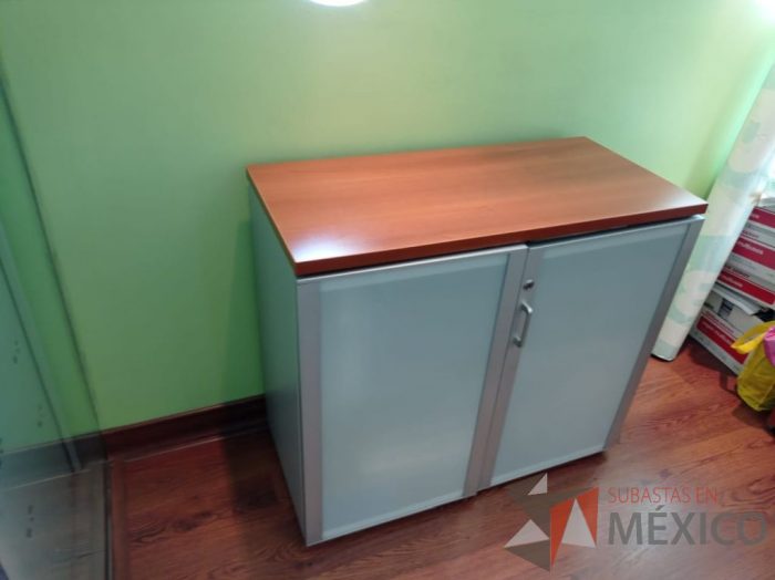 Lote 008 - Gabinete metálico con 2 puertas de vidrio y cubierta color café - Imagen 8