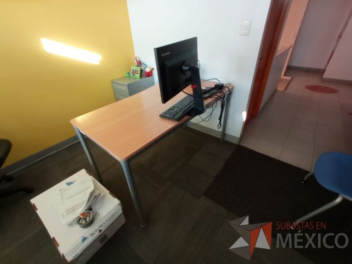 Lote 010 - Mesa de trabajo para 1 persona, estructura de metal y cubierta color café, y con archivero vertical de 3 cajones - Imagen 6