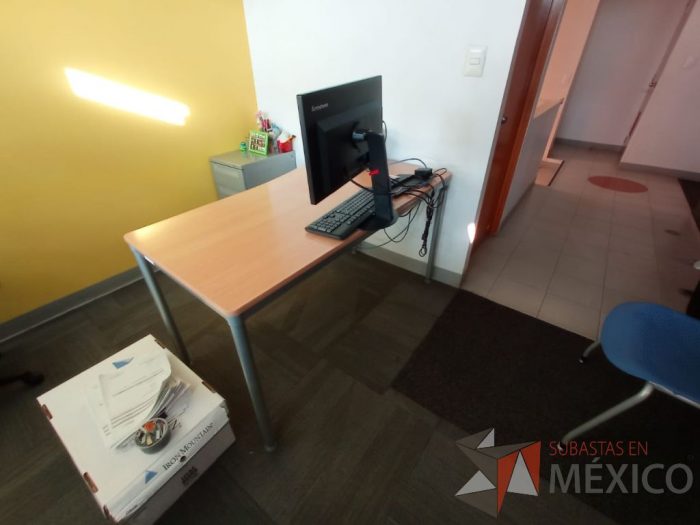 Lote 010 - Mesa de trabajo para 1 persona, estructura de metal y cubierta color café, y con archivero vertical de 3 cajones - Imagen 7
