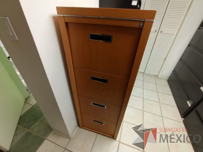 Lote 028 - Archivero vertical alto con 4 cajones color madera