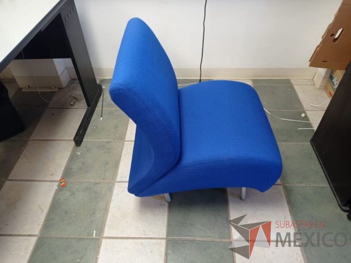 Lote 026 - Sillón de 1 plaza con 4 patas metálicas, asiento y respaldo color azul - Imagen 7