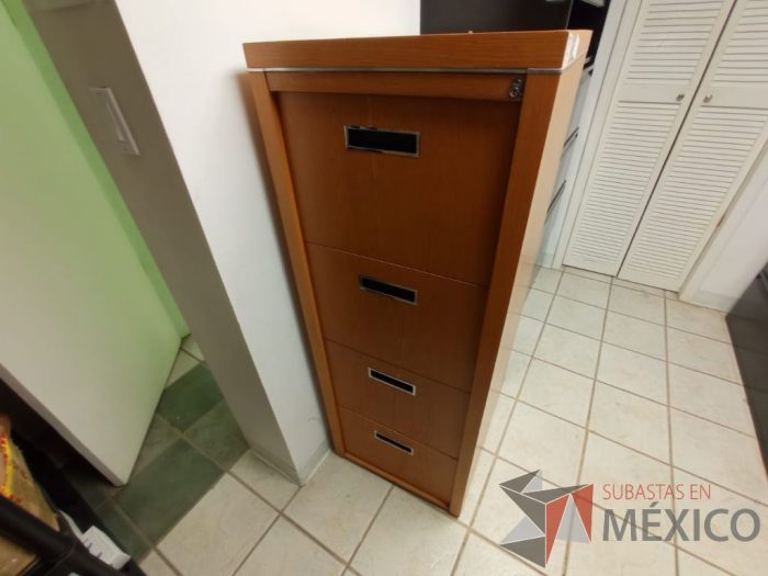 Lote 028 - Archivero vertical alto con 4 cajones color madera - Imagen 5