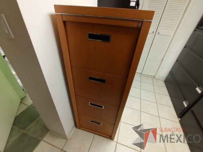 Lote 028 - Archivero vertical alto con 4 cajones color madera - Imagen 6