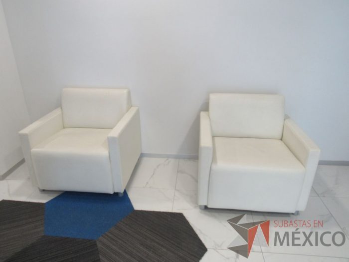 INV 091 - Sillón de 1 plaza con base metálica, asiento y respaldo tipo piel color beige - Imagen 6