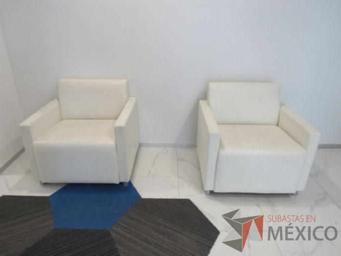 INV 091 - Sillón de 1 plaza con base metálica, asiento y respaldo tipo piel color beige - Imagen 3