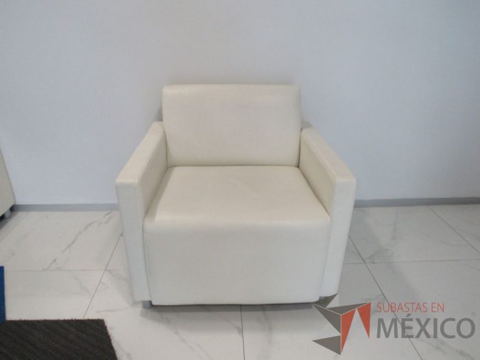 INV 091 - Sillón de 1 plaza con base metálica, asiento y respaldo tipo piel color beige - Imagen 2