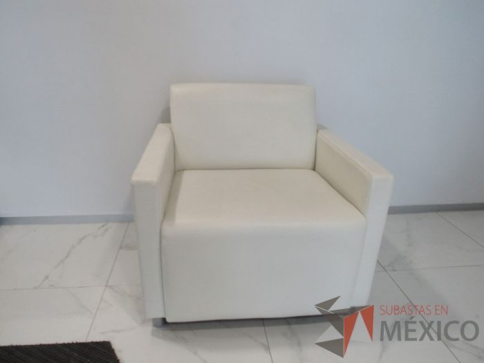 INV 091 - Sillón de 1 plaza con base metálica, asiento y respaldo tipo piel color beige - Imagen 4