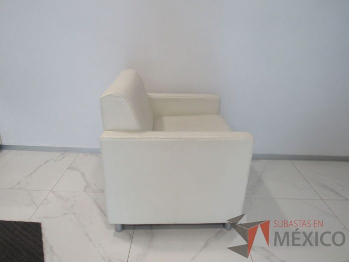 INV 091 - Sillón de 1 plaza con base metálica, asiento y respaldo tipo piel color beige - Imagen 5