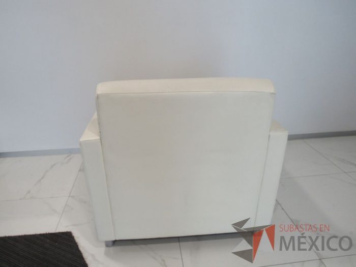 INV 091 - Sillón de 1 plaza con base metálica, asiento y respaldo tipo piel color beige - Imagen 8