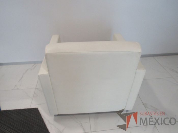 INV 091 - Sillón de 1 plaza con base metálica, asiento y respaldo tipo piel color beige - Imagen 9