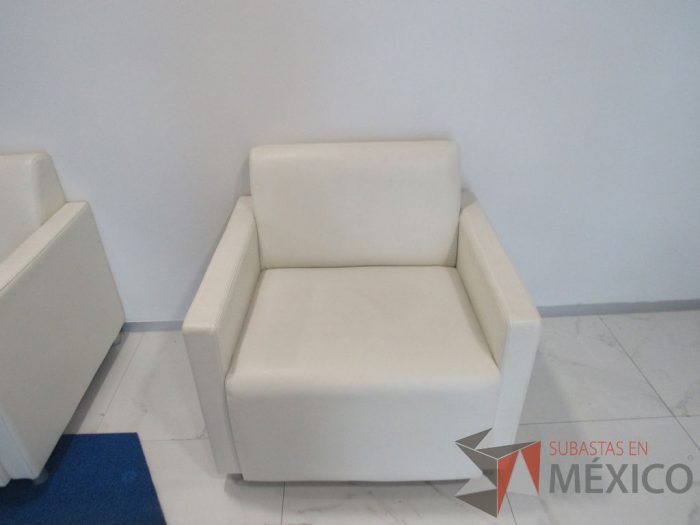 INV 091 - Sillón de 1 plaza con base metálica, asiento y respaldo tipo piel color beige