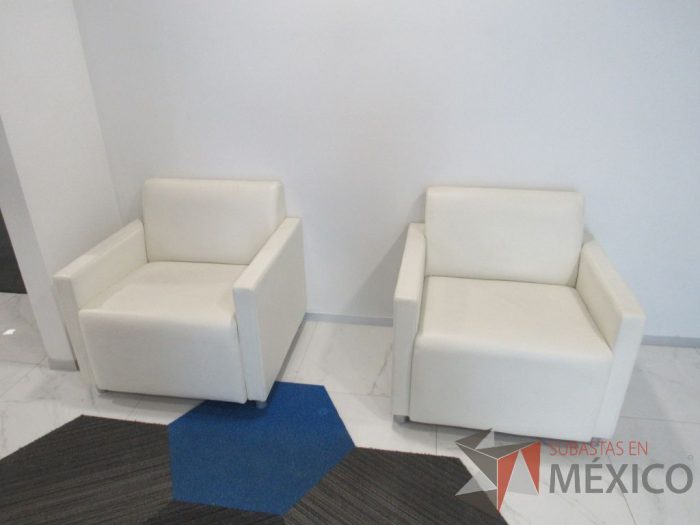 INV 091 - Sillón de 1 plaza con base metálica, asiento y respaldo tipo piel color beige - Imagen 11
