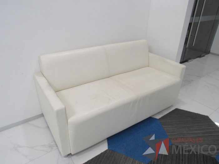 INV 092 - Sillón de 2 plazas con base metálica, asiento y respaldo tipo piel color beige - Imagen 2