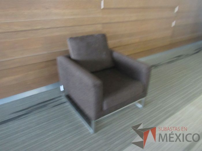 INV 098 - Sillón de 1 plaza con base metálica, asiento y respaldo en tela color café - Imagen 2