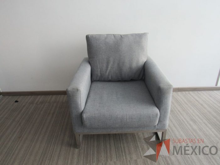 INV 099 - Sillón de 1 plaza con base metálica, asiento y respaldo en tela color gris