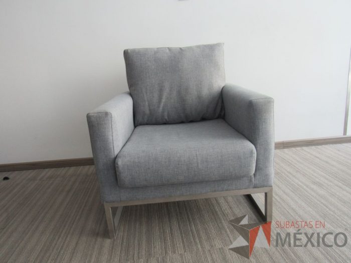 INV 099 - Sillón de 1 plaza con base metálica, asiento y respaldo en tela color gris - Imagen 3