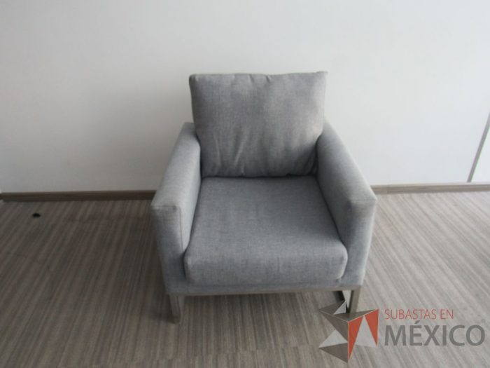 INV 099 - Sillón de 1 plaza con base metálica, asiento y respaldo en tela color gris - Imagen 4