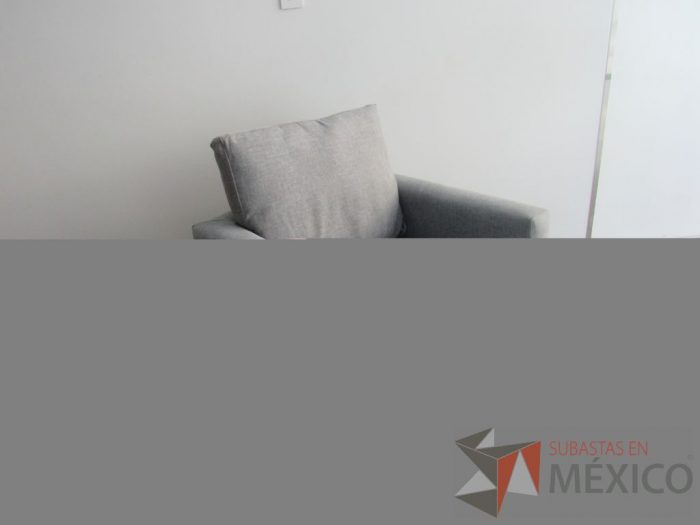 INV 099 - Sillón de 1 plaza con base metálica, asiento y respaldo en tela color gris - Imagen 5