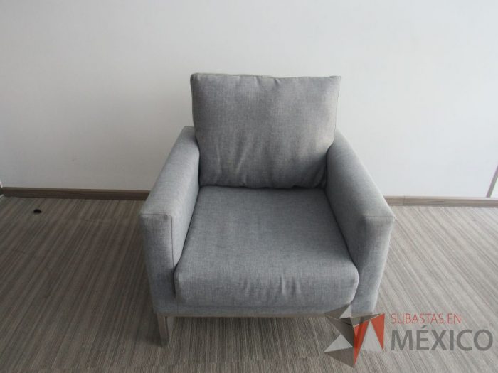 INV 099 - Sillón de 1 plaza con base metálica, asiento y respaldo en tela color gris - Imagen 9