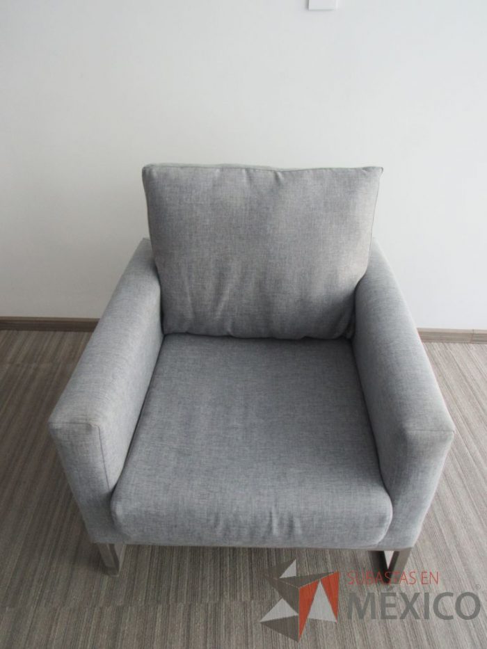 INV 099 - Sillón de 1 plaza con base metálica, asiento y respaldo en tela color gris - Imagen 10