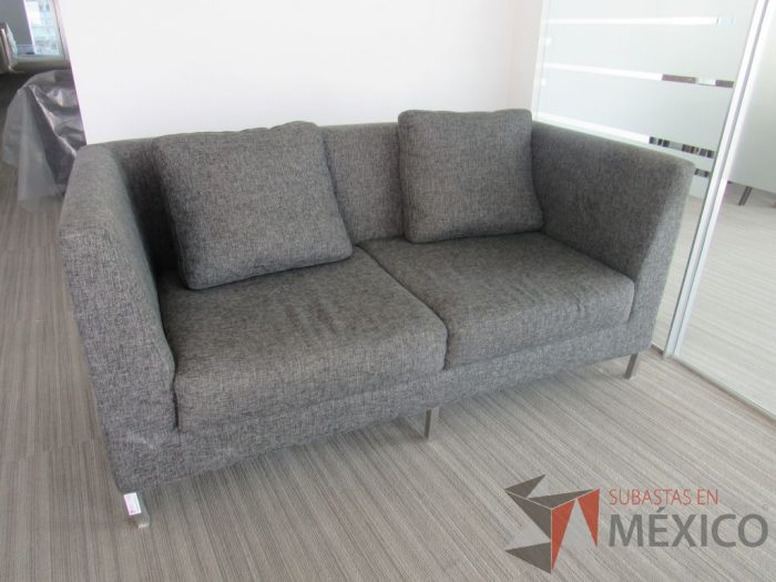 INV 100 - Sillón de 2 plazas con base metálica, asiento y respaldo en tela color gris - Imagen 2