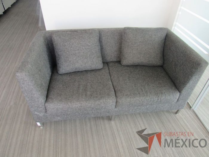 INV 100 - Sillón de 2 plazas con base metálica, asiento y respaldo en tela color gris - Imagen 4