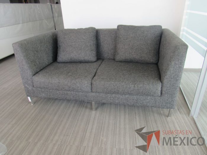 INV 100 - Sillón de 2 plazas con base metálica, asiento y respaldo en tela color gris - Imagen 7