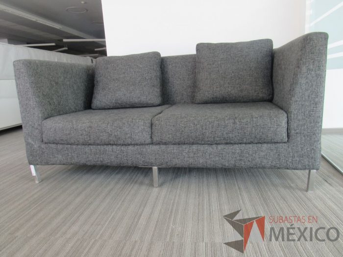 INV 100 - Sillón de 2 plazas con base metálica, asiento y respaldo en tela color gris - Imagen 9