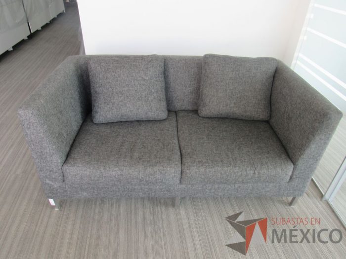INV 100 - Sillón de 2 plazas con base metálica, asiento y respaldo en tela color gris - Imagen 11