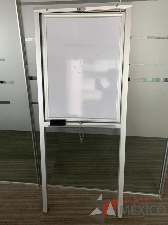 INV 104 - Pizarrón blanco para plumon con estructura metálica plegable - Imagen 2