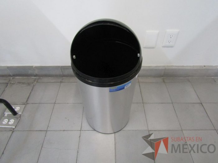 Lote 017 - 2 Bote de basura metálico