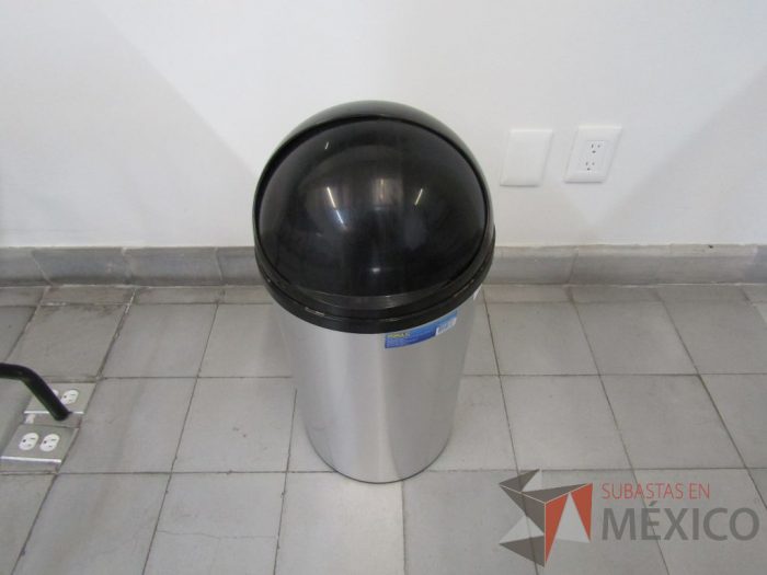 Lote 017 - 2 Bote de basura metálico - Imagen 4