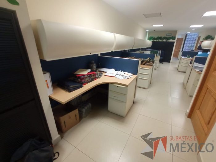 Lote 036 - Estación de trabajo lineal para 5 personas con 5 archiveros metálicos de 3 cajones y 5 gavetas con puerta corrediza - Imagen 7