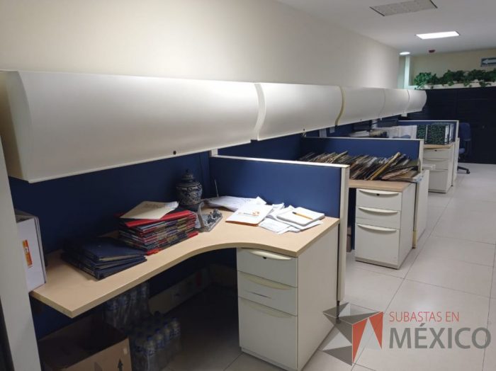 Lote 036 - Estación de trabajo lineal para 5 personas con 5 archiveros metálicos de 3 cajones y 5 gavetas con puerta corrediza - Imagen 8