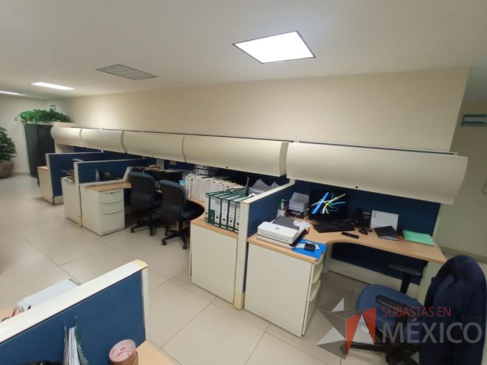 Lote 036 - Estación de trabajo lineal para 5 personas con 5 archiveros metálicos de 3 cajones y 5 gavetas con puerta corrediza - Imagen 9