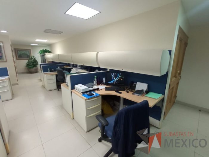 Lote 036 - Estación de trabajo lineal para 5 personas con 5 archiveros metálicos de 3 cajones y 5 gavetas con puerta corrediza - Imagen 10