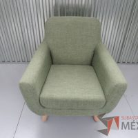 Lote 021 -Sillón de visita en tela color verde con patas de madera