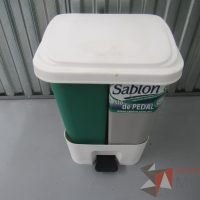 Lote 038 -Bote de basura de plástico, doble deposito con pedal y tapa en color verde y gris, Sablón
