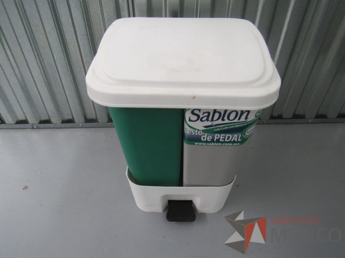 Lote 038 -Bote de basura de plástico, doble deposito con pedal y tapa en color verde y gris, Sablón